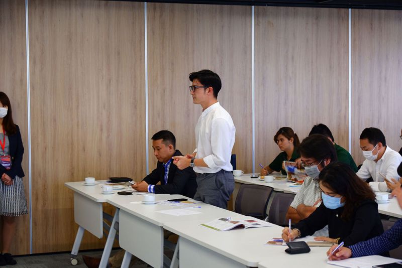 khách trả lời câu hỏi